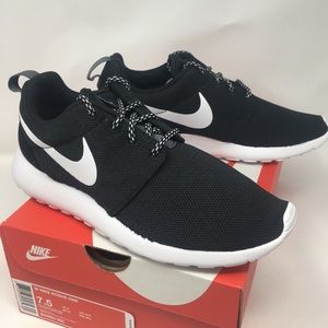 Nike Roche one woman (black and white)